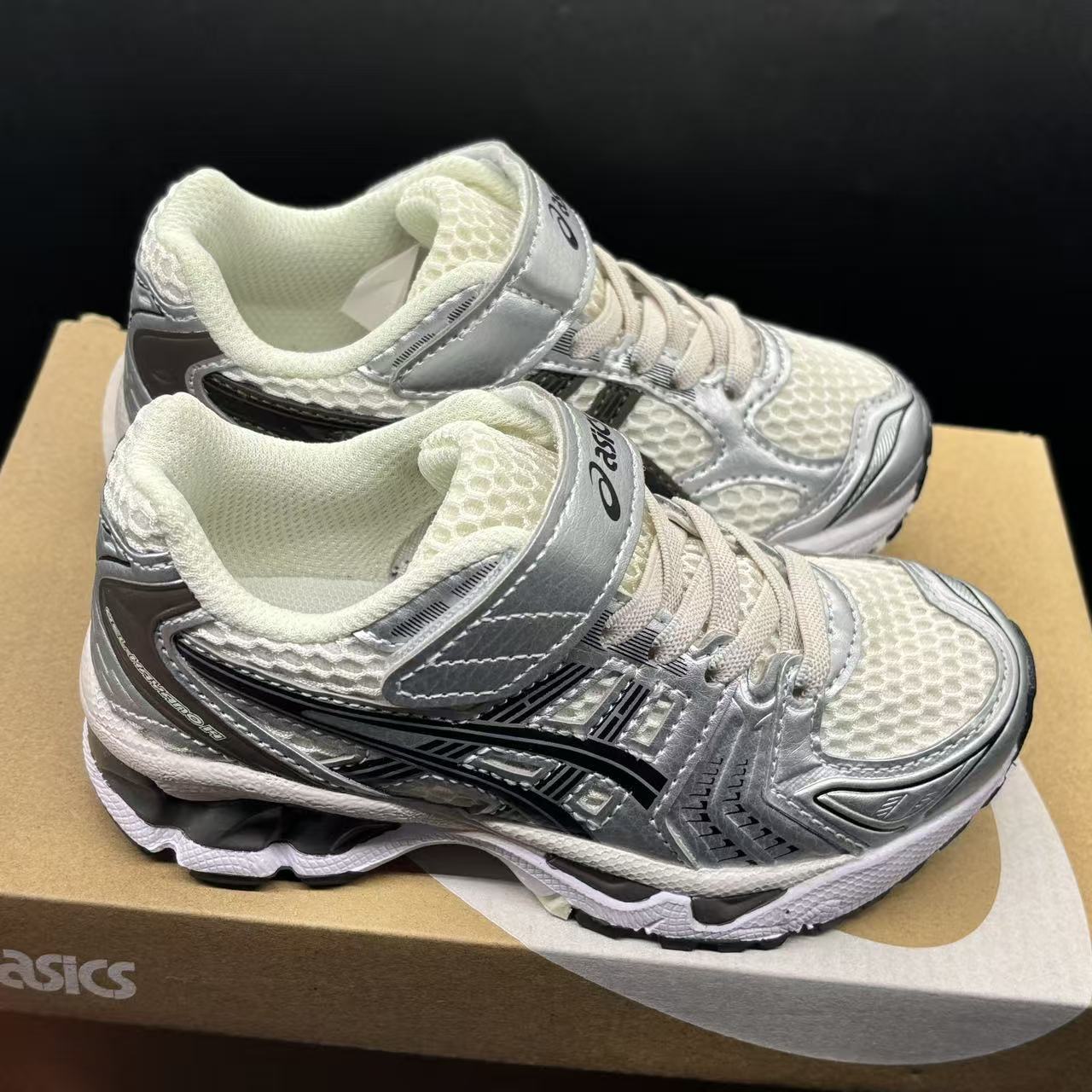 Children's shoes child